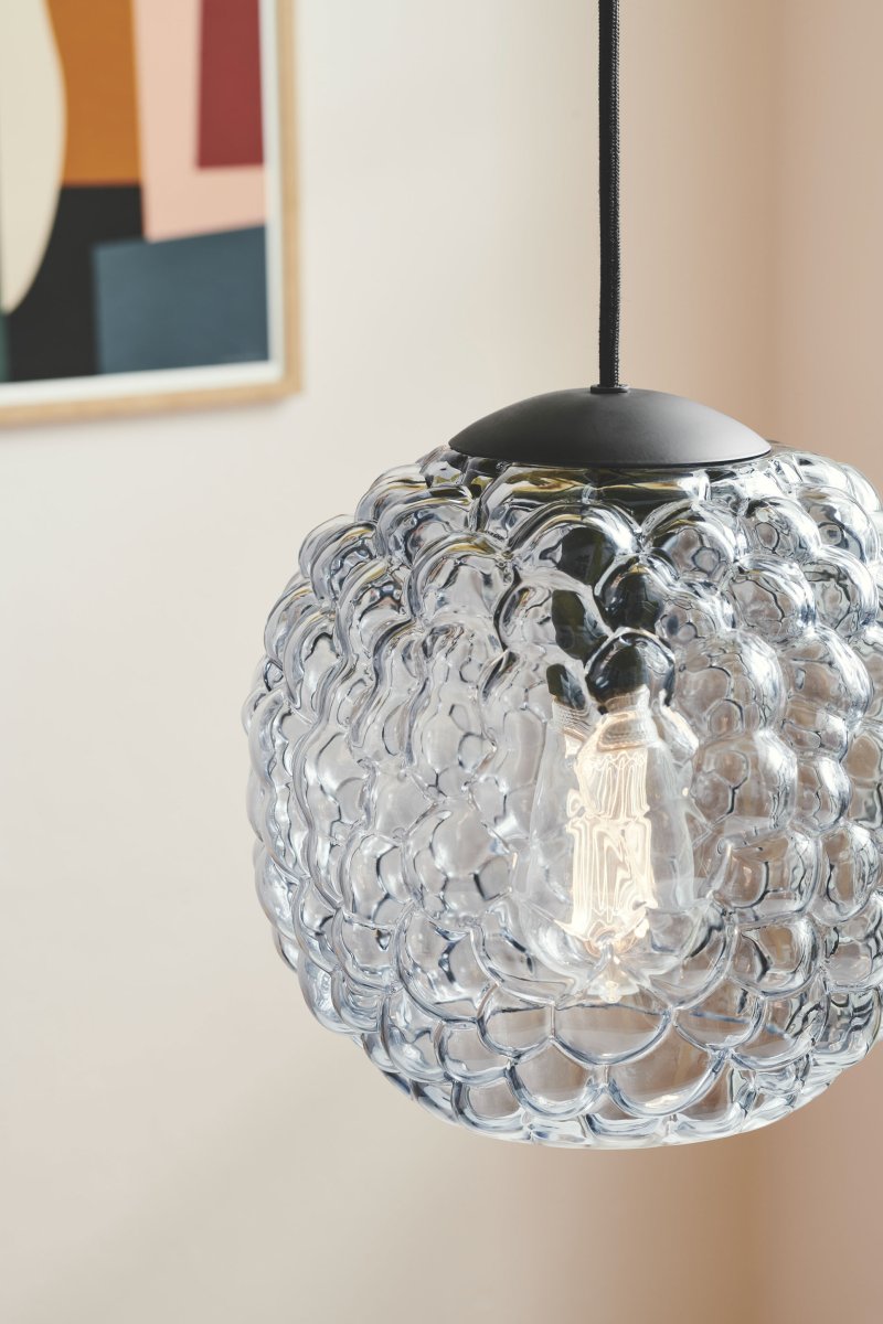 Grape Ø25 Transparant hanglamp Van Halo Design - Deze hanglamp van helder glas met zwarte details is ideaal als lichtpunt boven de eettafel of in de keuken.