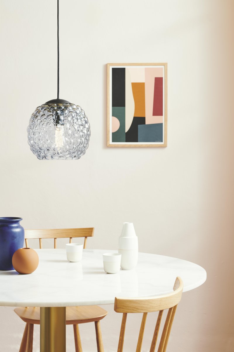 Grape Ø25 Transparant hanglamp Van Halo Design - Deze hanglamp van helder glas met zwarte details is ideaal als lichtpunt boven de eettafel of in de keuken.
