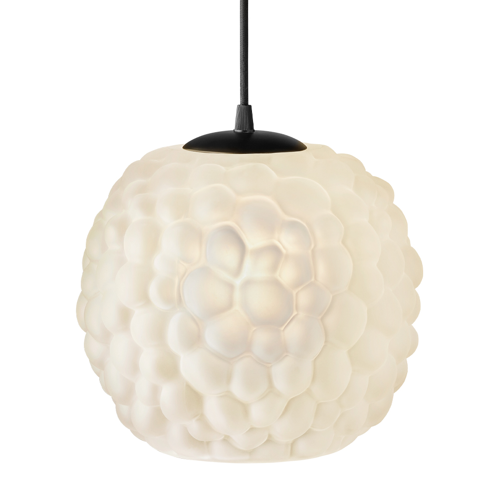 Grape Ø25 Wit hanglamp Van Halo Design - Deze hanglamp van mat opaalglas met zwarte details is ideaal als lichtpunt boven de eettafel of in de woonkamer.