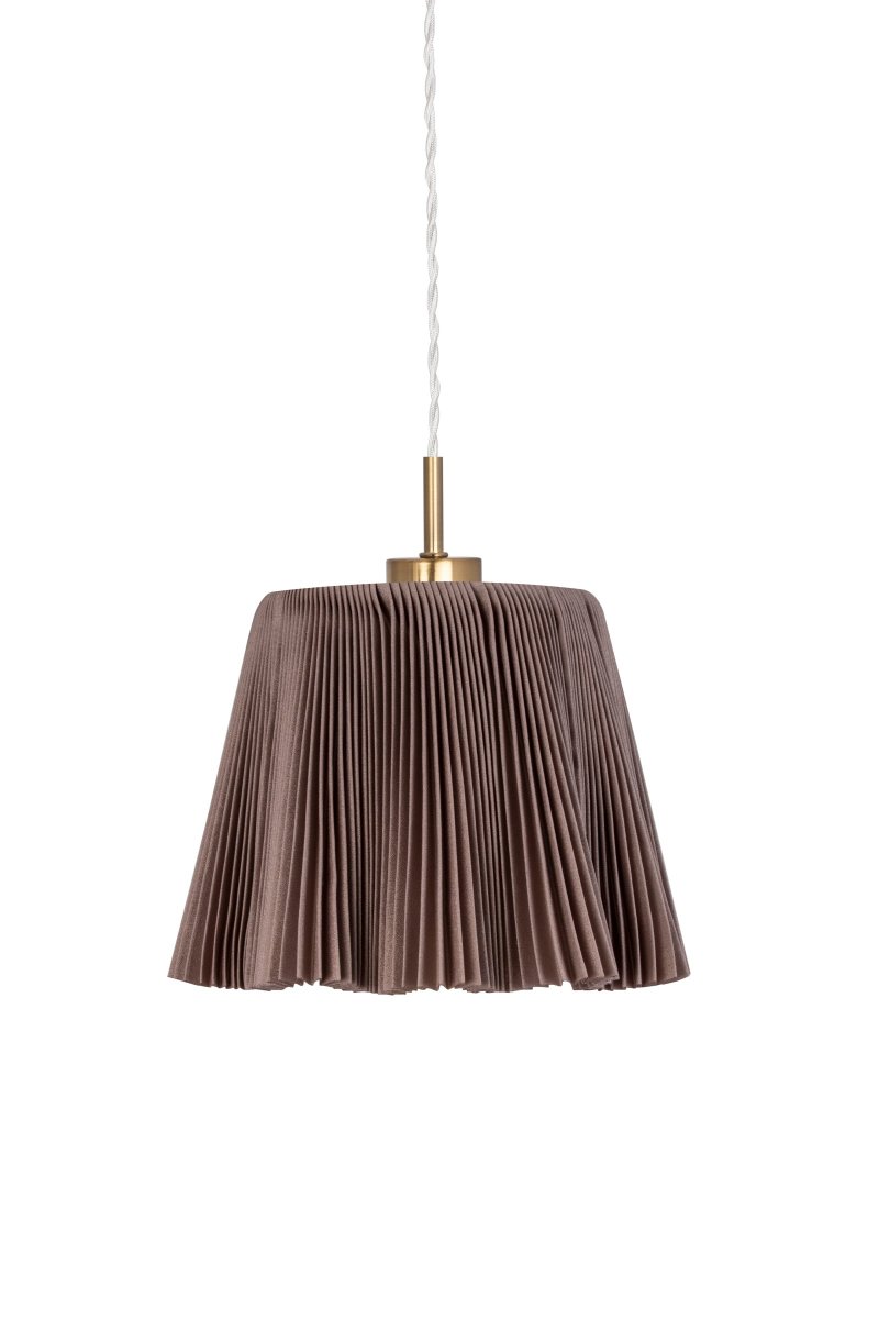 Edith Ø20 Bruin hanglamp Van Globen Lighting - Edith heeft een bruine, geplooide textielkleur met een prachtige glans en valt mooi dankzij de goed gevulde textielsoort.