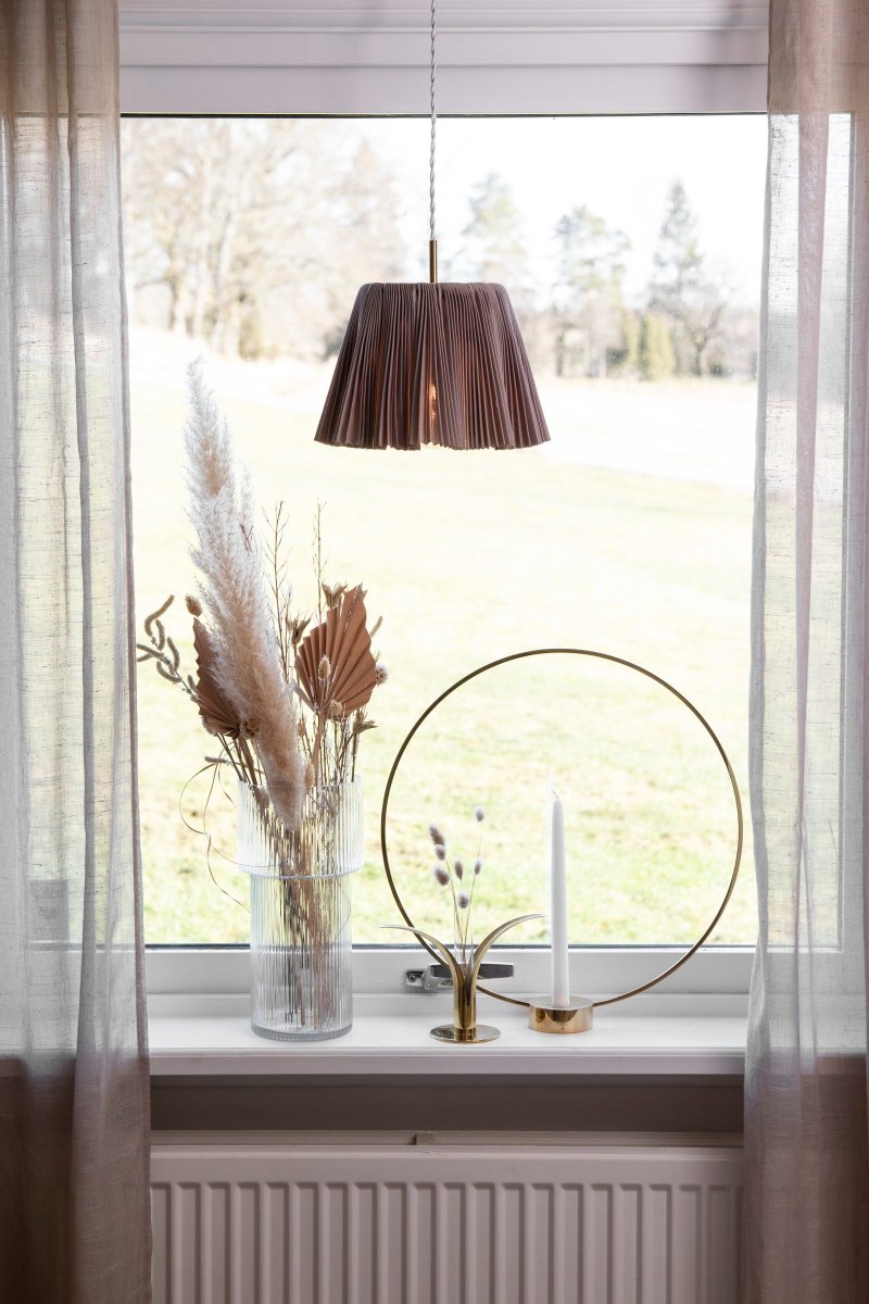 Edith Ø20 Bruin hanglamp Van Globen Lighting - Edith heeft een bruine, geplooide textielkleur met een prachtige glans en valt mooi dankzij de goed gevulde textielsoort.