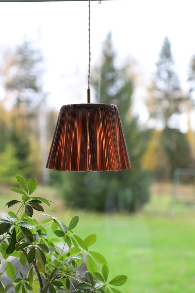 Edith Ø20 Bruin hanglamp Van Globen Lighting - Edith heeft een bruine, geplooide textielkleur met een prachtige glans en valt mooi dankzij de goed gevulde textielsoort.