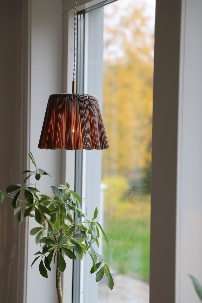 Edith Ø20 Bruin hanglamp Van Globen Lighting - Edith heeft een bruine, geplooide textielkleur met een prachtige glans en valt mooi dankzij de goed gevulde textielsoort.