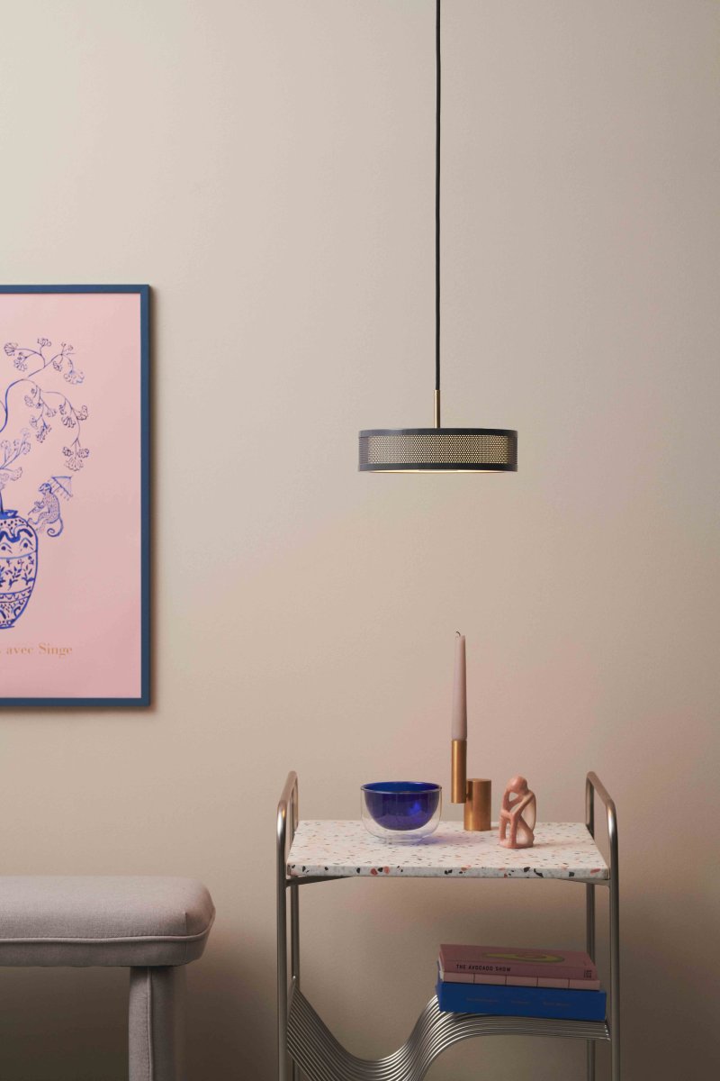 Frame Ø24 Zwart hanglamp Van Halo Design - Details zoals de stoffen kap aan de binnenkant, de antieke messing inzetstukken en het kralenpatroon aan de buitenkant maken deze lampenserie esthetisch uniek.
