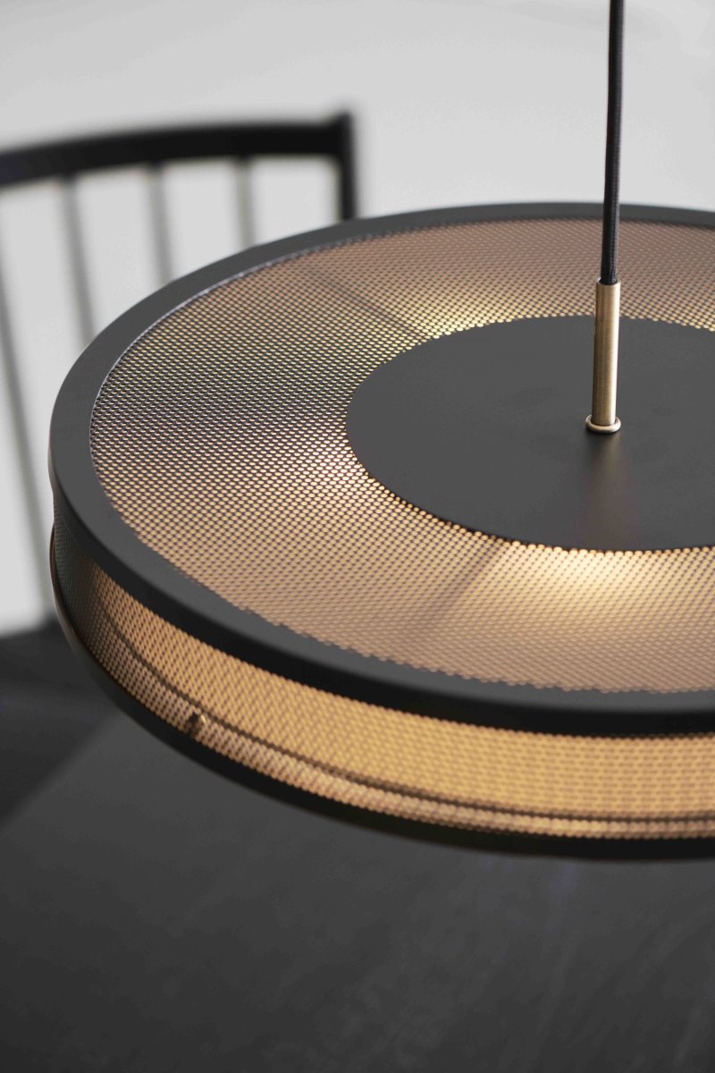 Frame Ø43 Zwart hanglamp Van Halo Design - Details zoals de stoffen kap aan de binnenkant, de antieke messing inzetstukken en het kralenpatroon aan de buitenkant maken deze lampenserie esthetisch uniek.