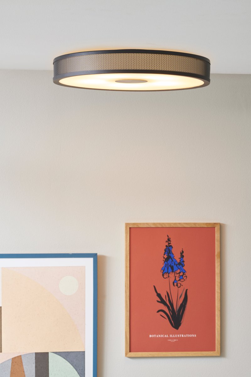 Frame Ø43 Zwart plafondlamp Van Halo Design - Details zoals de stoffen kap aan de binnenkant, de antieke messing inzetstukken en het kralenpatroon aan de buitenkant maken deze lampenserie esthetisch uniek.