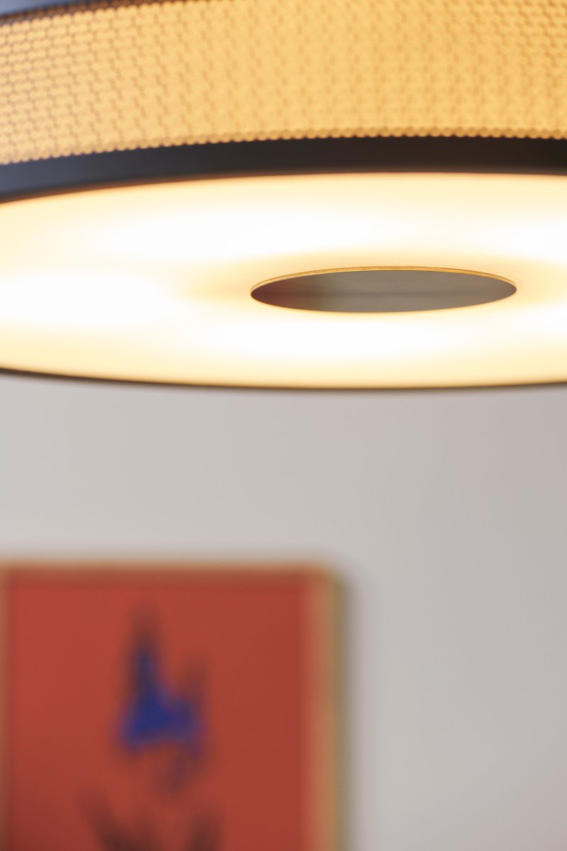 Frame Ø43 Zwart plafondlamp Van Halo Design - Details zoals de stoffen kap aan de binnenkant, de antieke messing inzetstukken en het kralenpatroon aan de buitenkant maken deze lampenserie esthetisch uniek.