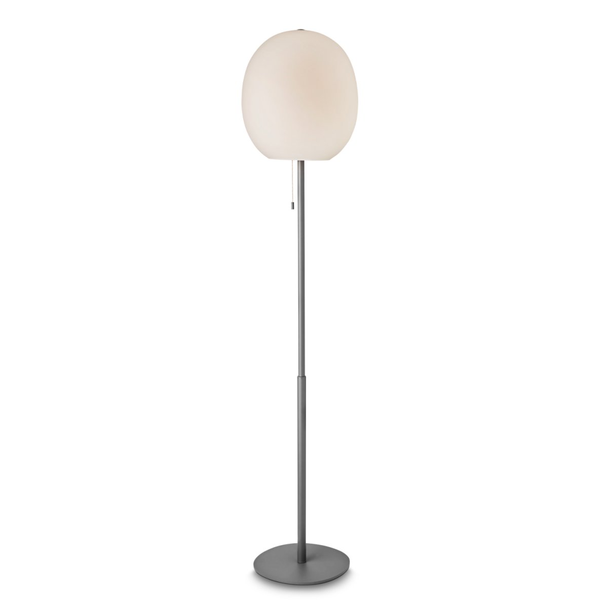 Wrong Opaal vloerlamp Van Halo Design - De combinatie van het unieke glas en het minimalistische metalen frame maakt het een echte blikvanger in elke kamer.