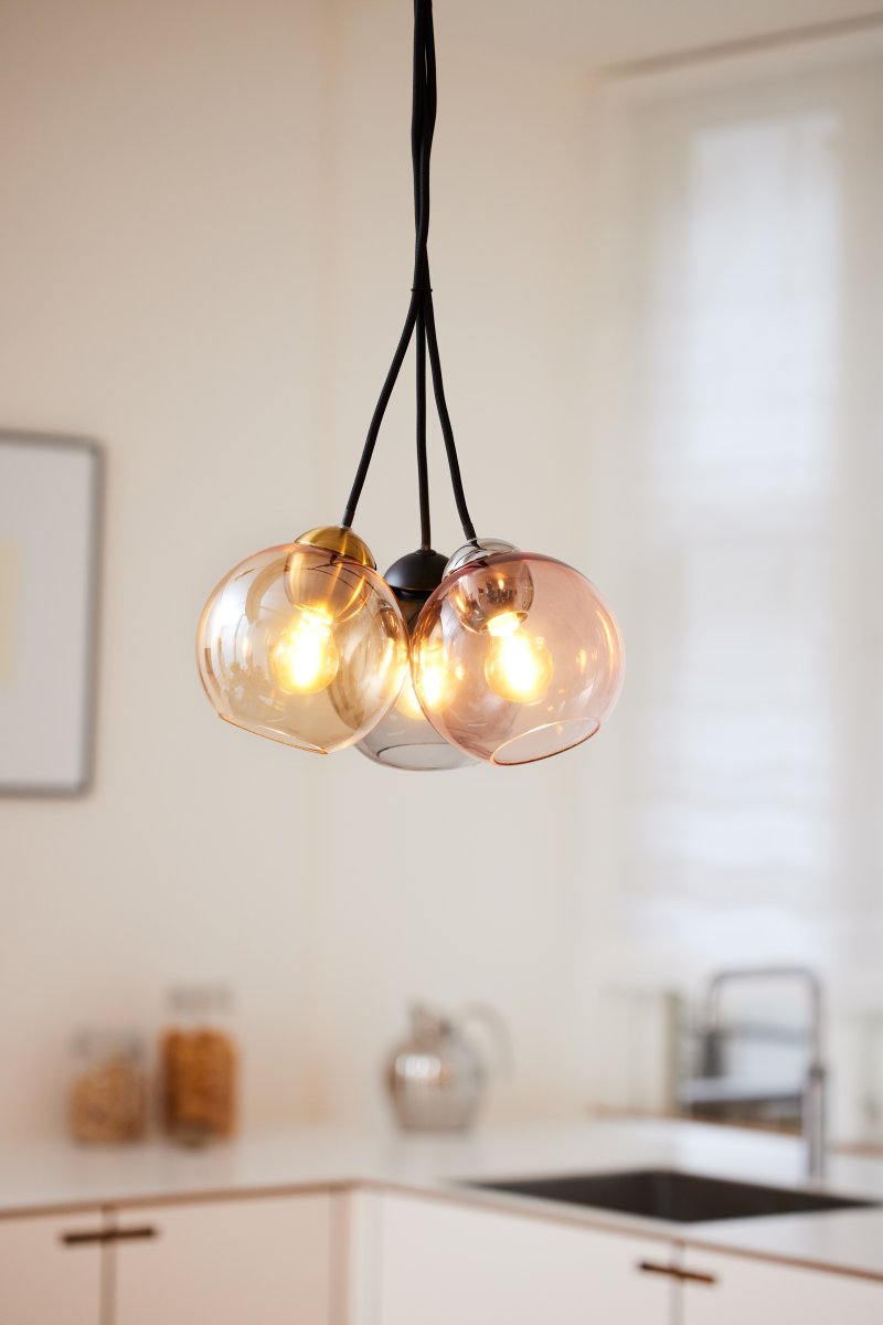 Bubbles Ø14 Rookkleurig hanglamp Van Halo Design - Het gerookte glas voegt elegantie toe en zorgt voor een mooie lichtspreiding in de kamer wanneer de lamp aan staat.