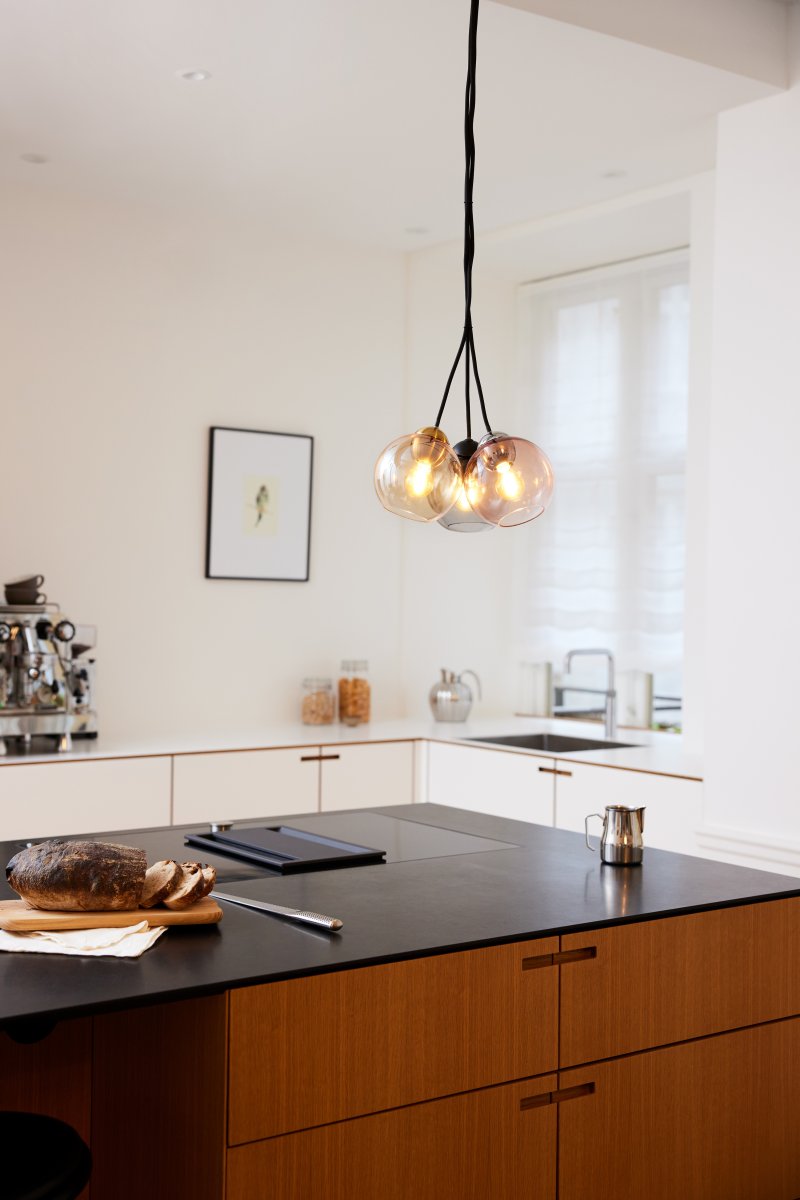 Bubbles Ø14 Rookkleurig hanglamp Van Halo Design - Het gerookte glas voegt elegantie toe en zorgt voor een mooie lichtspreiding in de kamer wanneer de lamp aan staat.
