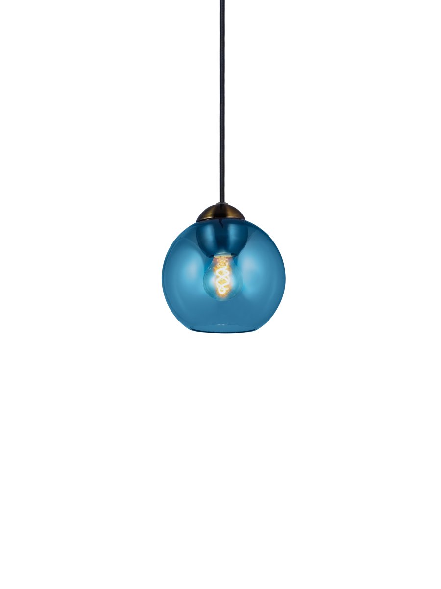 Bubbles Ø14 Blauw hanglamp Van Halo Design - Het blauwe glas in combinatie met de antieke messing details voegt elegantie toe en zorgt voor een mooie lichtspreiding in de kamer wanneer de lamp aan staat.