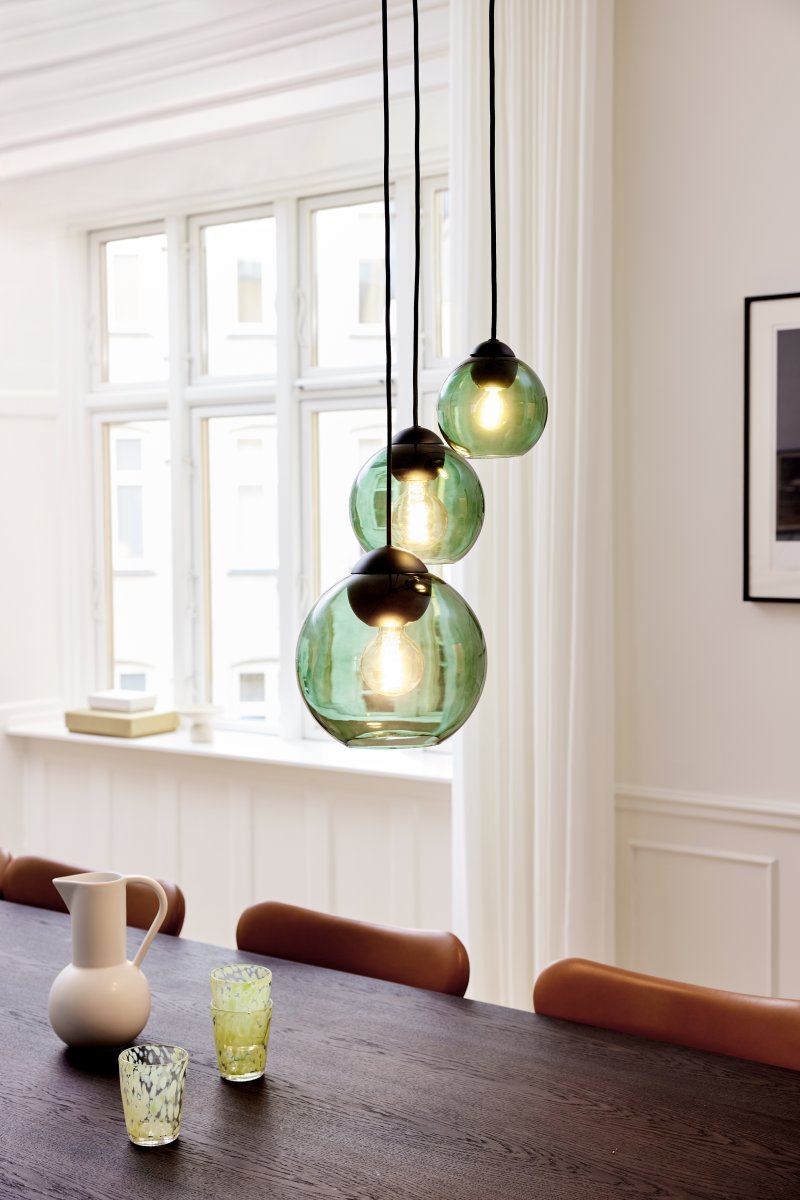 Bubbles Ø14 Groente hanglamp Van Halo Design - Het groene glas zorgt voor elegantie en een mooie lichtspreiding in de kamer als de lamp aan staat.