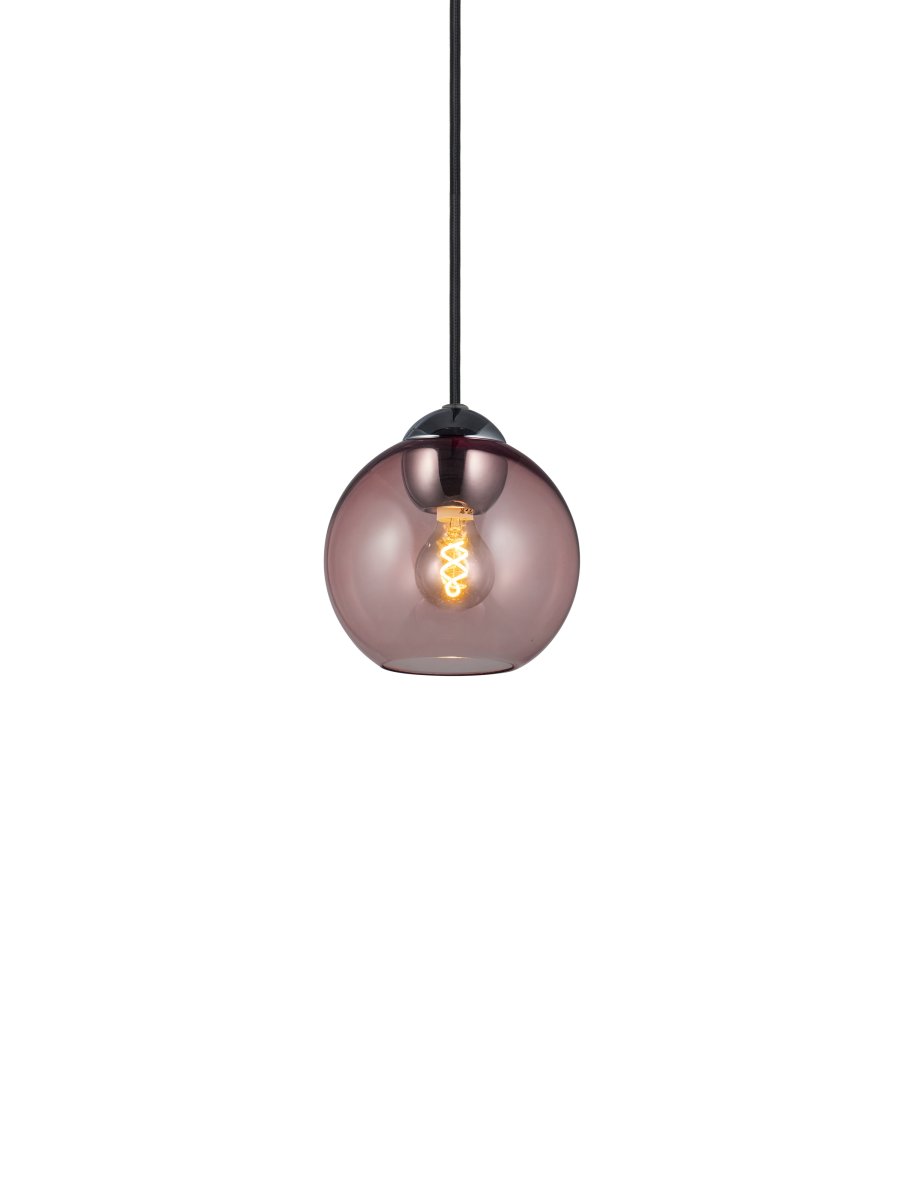 Bubbles Ø14 Roze hanglamp Van Halo Design - Het roze glas in combinatie met de chromen details voegt elegantie toe en zorgt voor een mooie lichtverspreiding in de kamer wanneer de lamp aan staat.