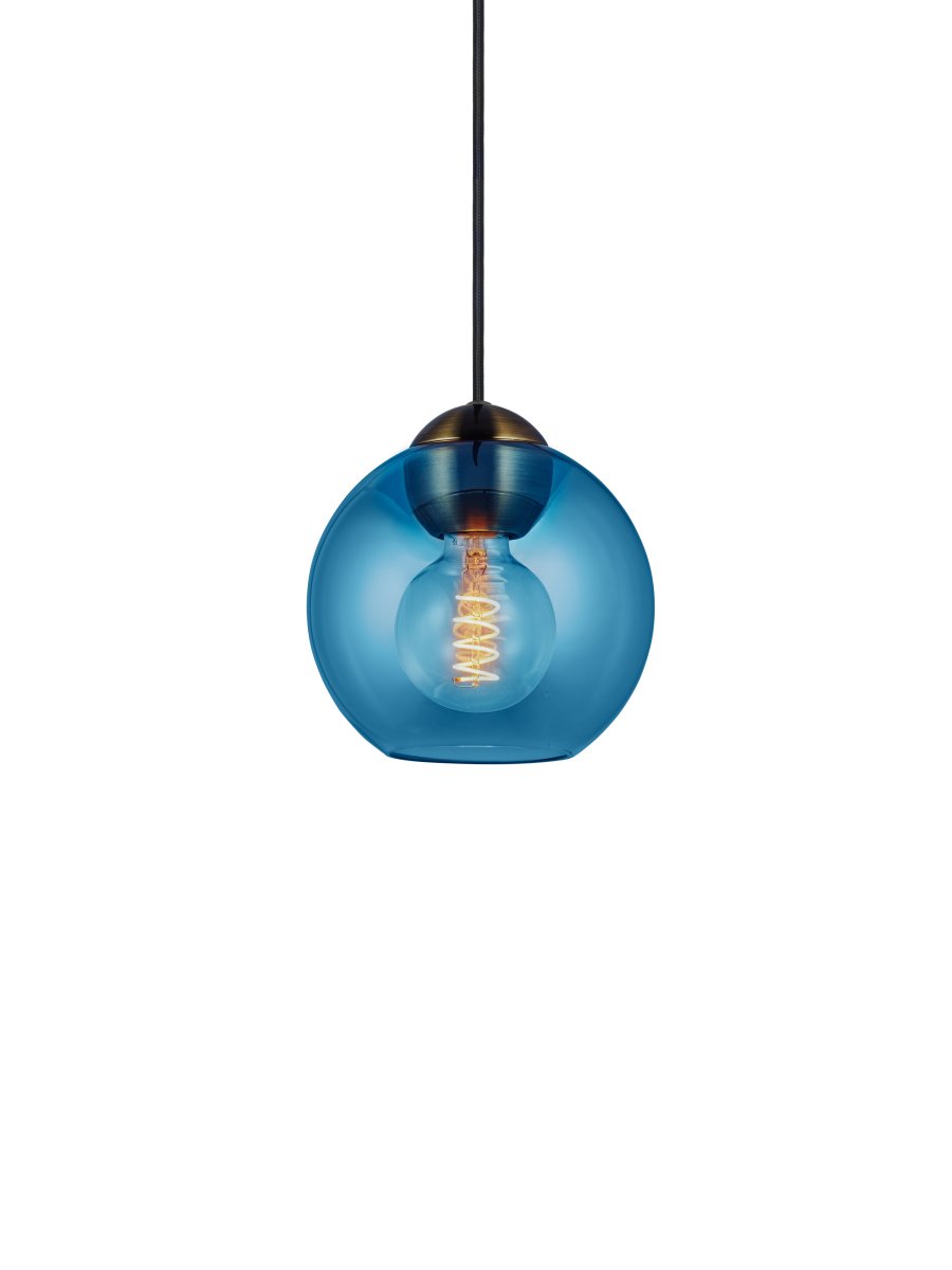 Bubbles Ø18 Blauw hanglamp Van Halo Design - Het blauwe glas in combinatie met de antieke messing details voegt elegantie toe en zorgt voor een mooie lichtspreiding in de kamer wanneer de lamp aan staat.