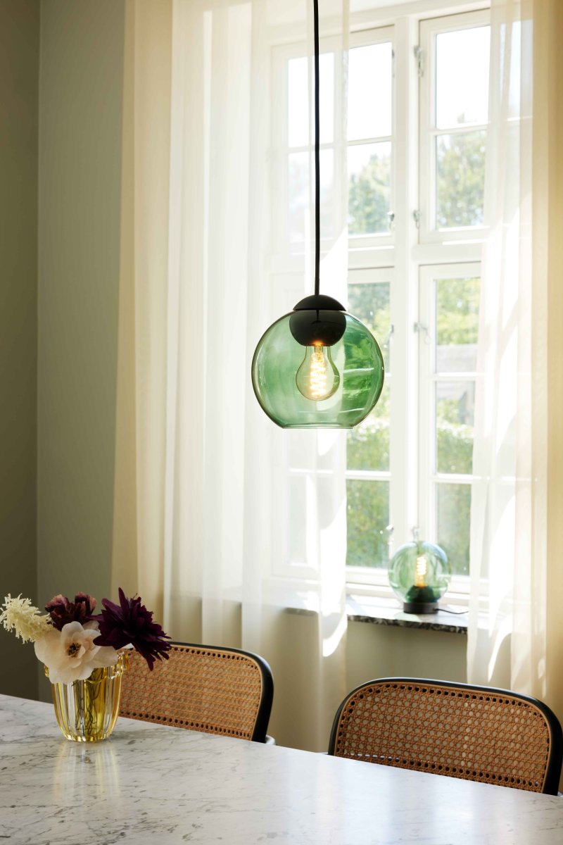 Bubbles Ø18 Groente hanglamp Van Halo Design - Het groene glas in combinatie met de matzwarte metalen details voegt elegantie toe en zorgt voor een mooie lichtspreiding in de kamer wanneer de lamp aan staat.