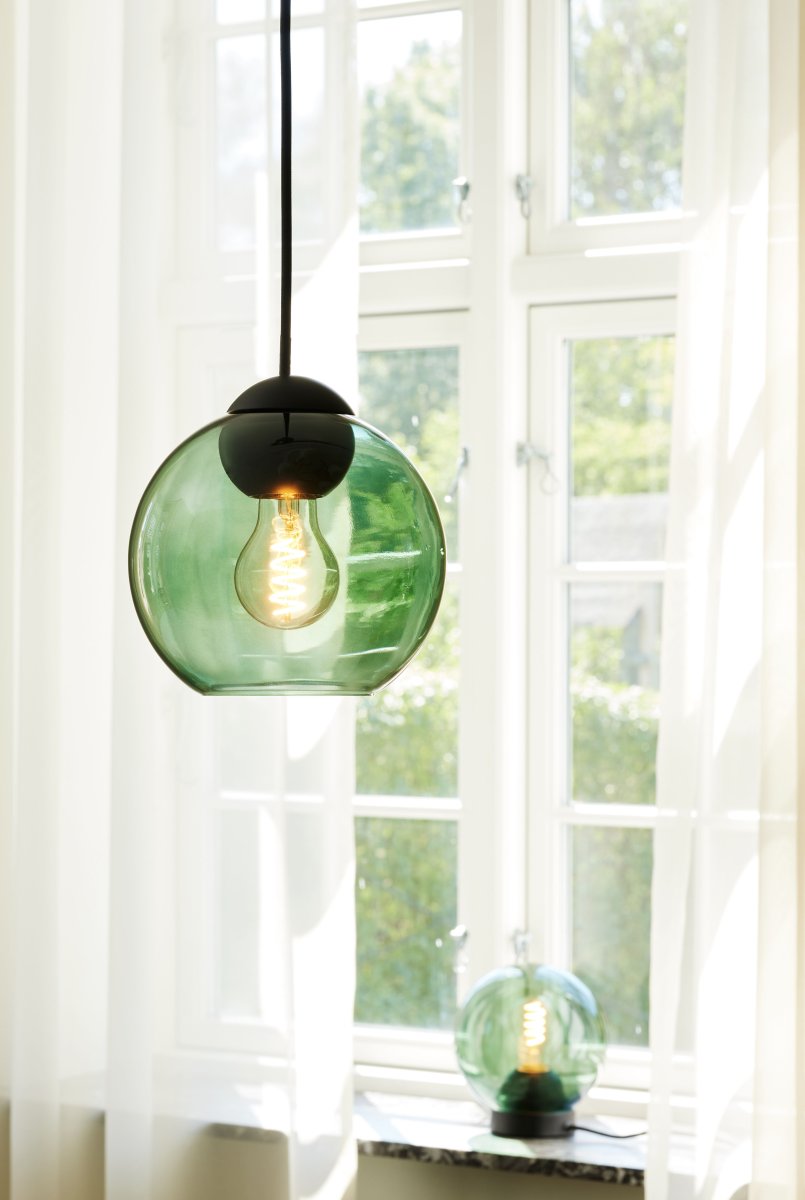 Bubbles Ø18 Groente hanglamp Van Halo Design - Het groene glas in combinatie met de matzwarte metalen details voegt elegantie toe en zorgt voor een mooie lichtspreiding in de kamer wanneer de lamp aan staat.