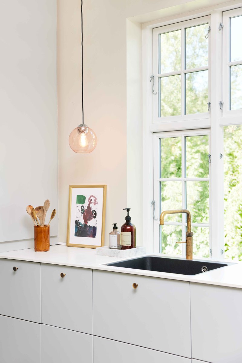 Bubbles Ø18 Roze hanglamp Van Halo Design - Het roze glas in combinatie met de chromen details voegt elegantie toe en zorgt voor een mooie lichtverspreiding in de kamer wanneer de lamp aan staat.