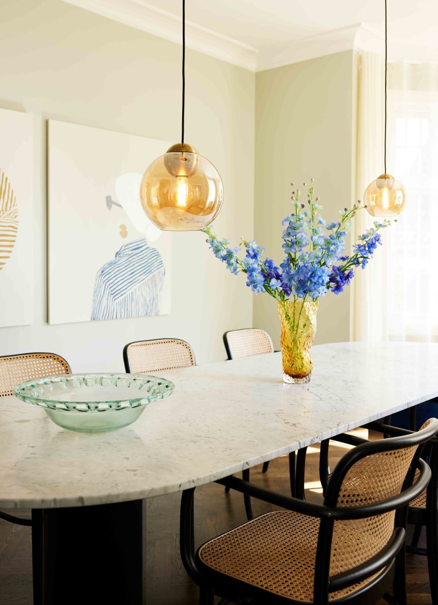 Bubbles Ø24 Amber hanglamp Van Halo Design - Het amberkleurige glas in combinatie met de antieke messing details voegt elegantie toe en zorgt voor een mooie lichtverspreiding in de kamer wanneer de lamp aan staat.