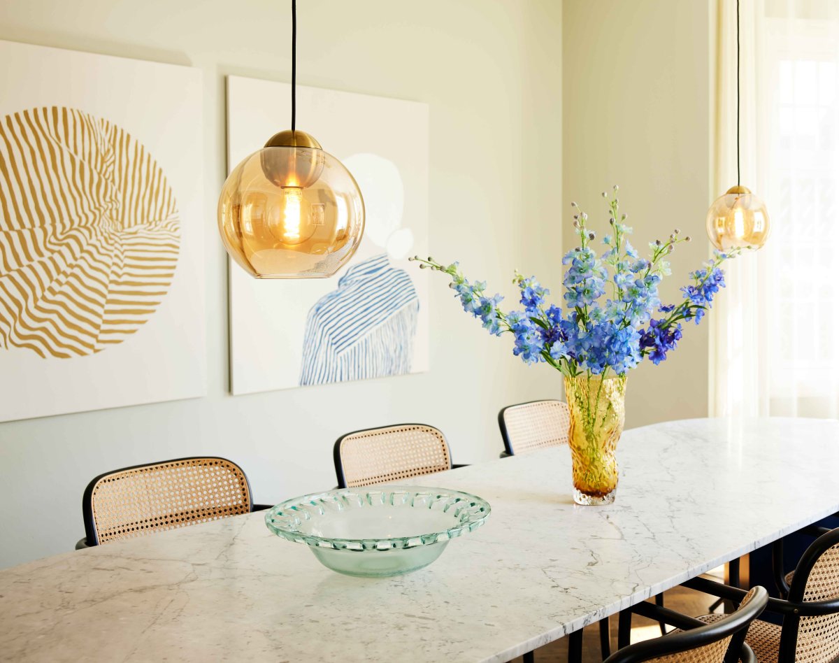 Bubbles Ø24 Amber hanglamp Van Halo Design - Het amberkleurige glas in combinatie met de antieke messing details voegt elegantie toe en zorgt voor een mooie lichtverspreiding in de kamer wanneer de lamp aan staat.