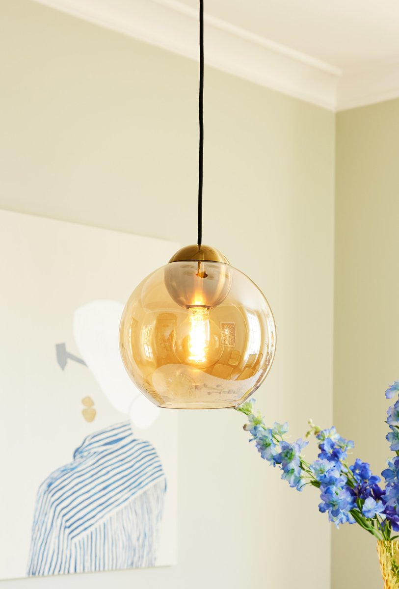Bubbles Ø24 Amber hanglamp Van Halo Design - Het amberkleurige glas in combinatie met de antieke messing details voegt elegantie toe en zorgt voor een mooie lichtverspreiding in de kamer wanneer de lamp aan staat.