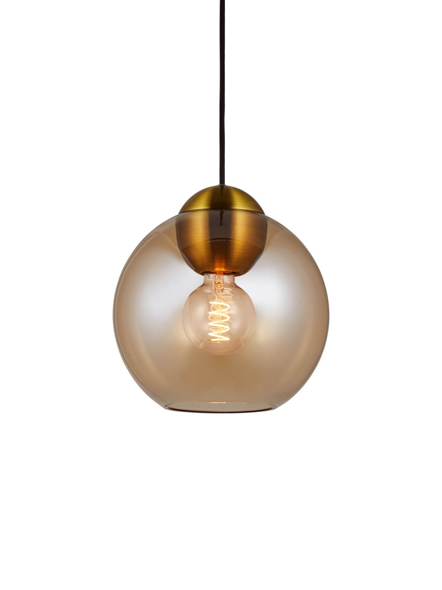 Bubbles Ø24 Amber hanglamp Van Halo Design - Het amberkleurige glas in combinatie met de antieke messing details voegt elegantie toe en zorgt voor een mooie lichtverspreiding in de kamer wanneer de lamp aan staat.