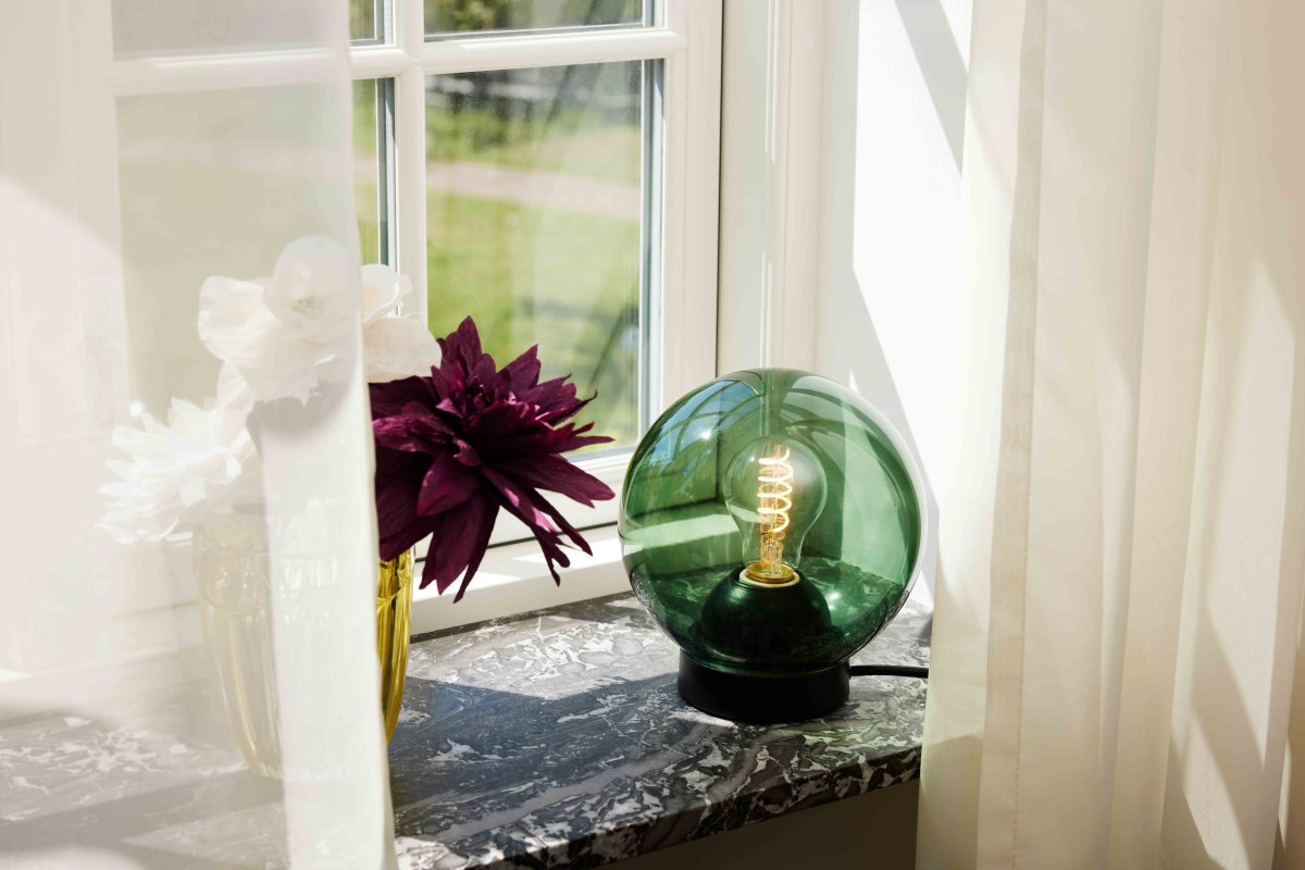 Bubbles 20cm Groente tafellamp Van Halo Design - Het groene glas in combinatie met de matzwarte metalen details voegt elegantie toe en zorgt voor een mooie lichtspreiding in de kamer wanneer de lamp aan staat.