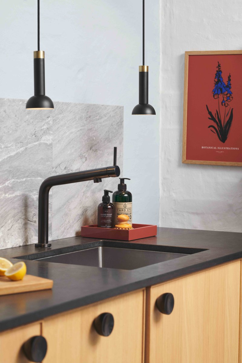 Torch Ø8 Zwart hanglamp Van Halo Design - Torch hanglamp &ndash; een minimalistisch en modern ontwerp dat stijl en functionaliteit combineert.