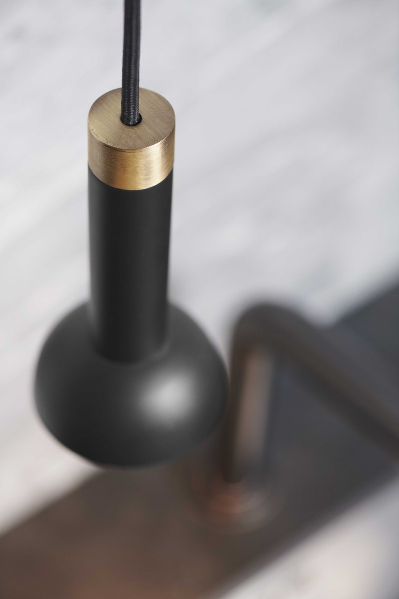 Torch Ø8 Zwart hanglamp Van Halo Design - Torch hanglamp &ndash; een minimalistisch en modern ontwerp dat stijl en functionaliteit combineert.