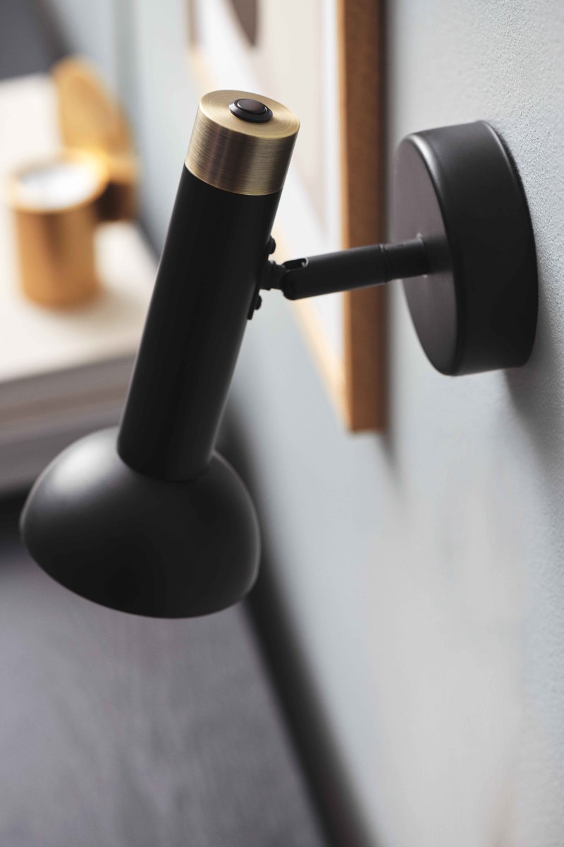 Torch Zwart leeslamp Van Halo Design - Dankzij het minimalistische en moderne design is Torch een veelzijdige keuze voor in de slaapkamer, woonkamer of op de werkplek.