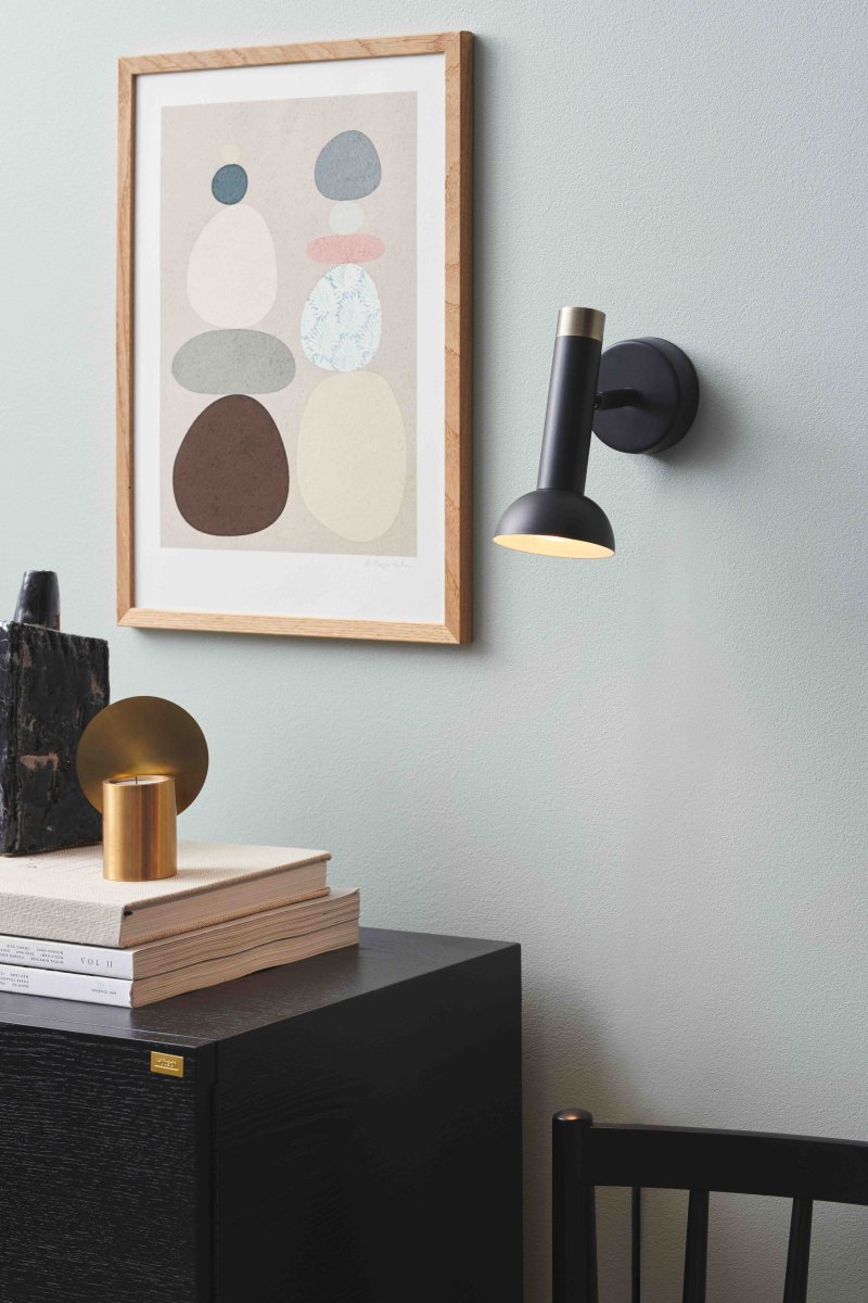 Torch Zwart leeslamp Van Halo Design - Dankzij het minimalistische en moderne design is Torch een veelzijdige keuze voor in de slaapkamer, woonkamer of op de werkplek.