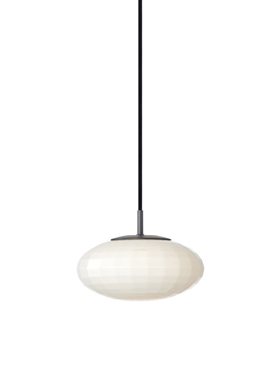  Mesh Ø20 Opaal hanglamp Van Halo Design - Mesh heeft een raster van ribben in het mondgeblazen glas, waardoor de geometrie van het ontwerp zichtbaar wordt.