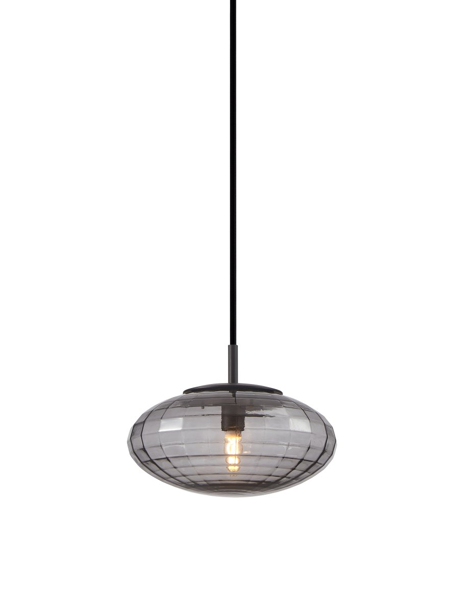 Mesh Ø20 Rook hanglamp Van Halo Design - Mesh heeft een raster van ribben in het mondgeblazen glas, waardoor de geometrie van het ontwerp zichtbaar wordt.