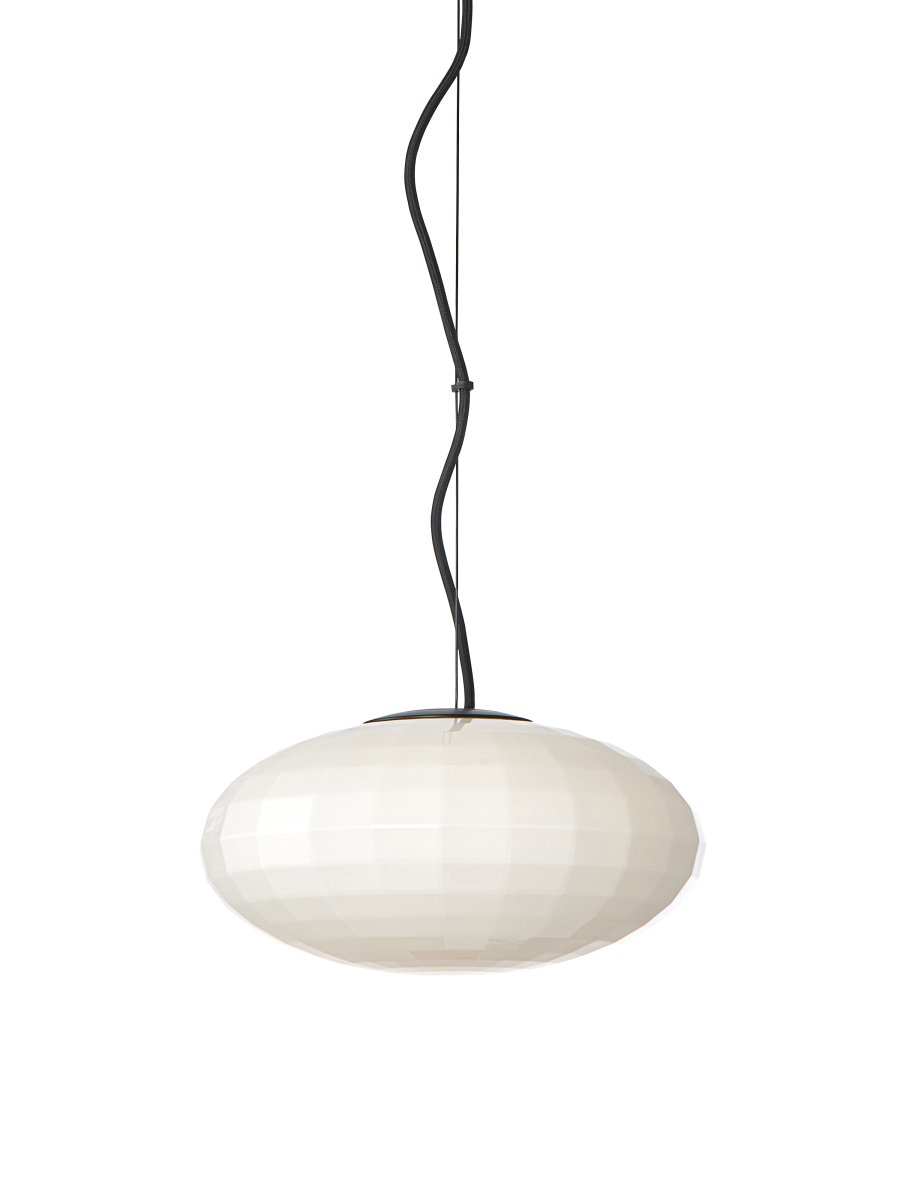 Mesh Ø28 Opaal hanglamp Van Halo Design - Mesh heeft een raster van ribben in het mondgeblazen glas, waardoor de geometrie van het ontwerp zichtbaar wordt.