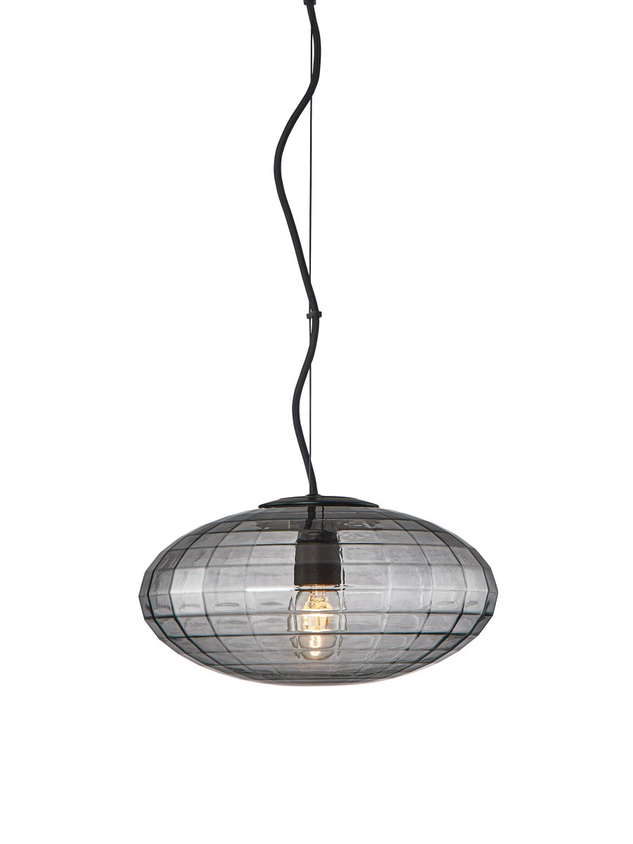Mesh Ø28 Rook hanglamp Van Halo Design - Mesh heeft een raster van ribben in het mondgeblazen glas, waardoor de geometrie van het ontwerp zichtbaar wordt.