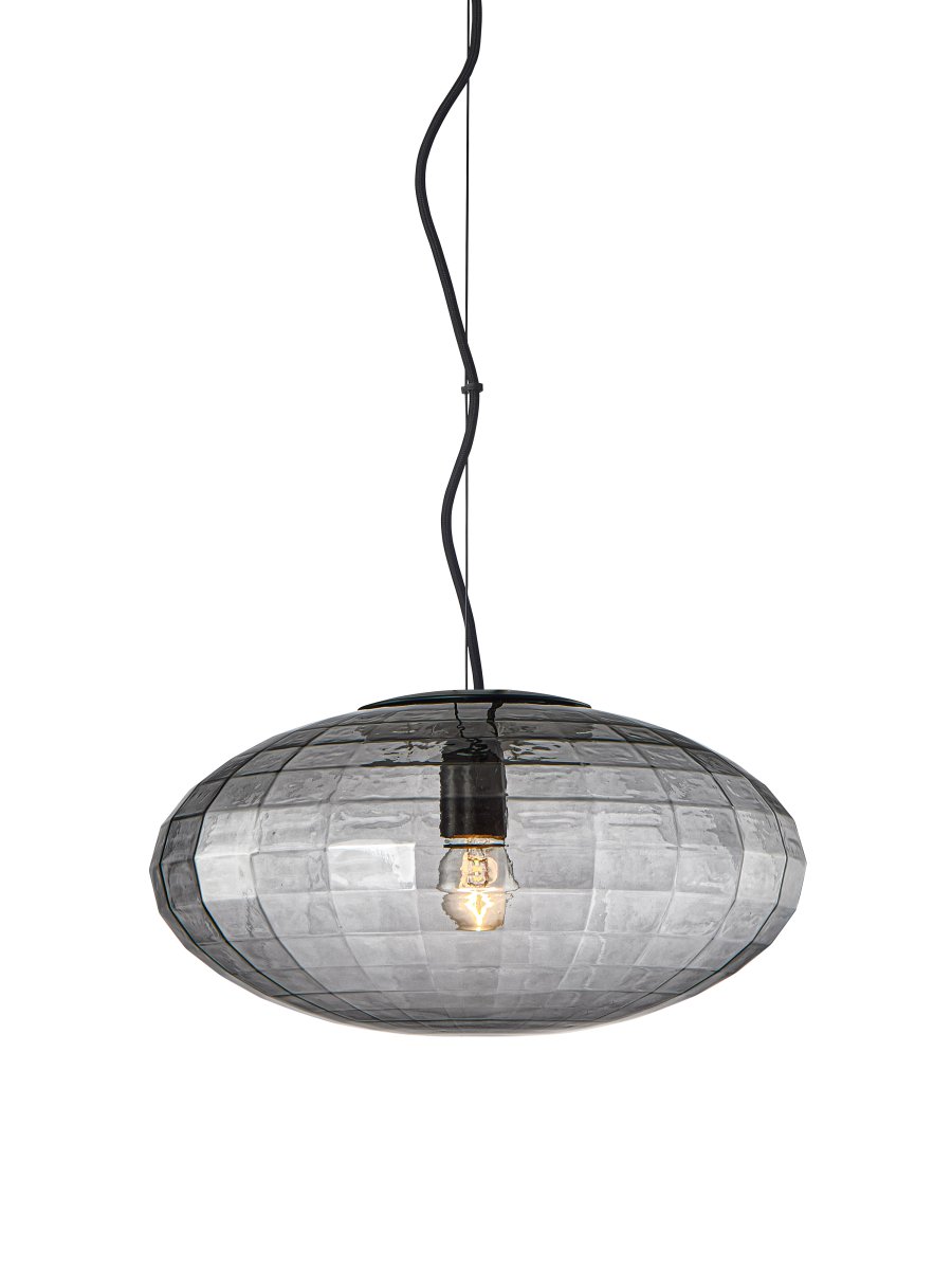 Mesh Ø36 Rook hanglamp Van Halo Design - Mesh heeft een raster van ribben in het mondgeblazen glas, waardoor de geometrie van het ontwerp zichtbaar wordt.