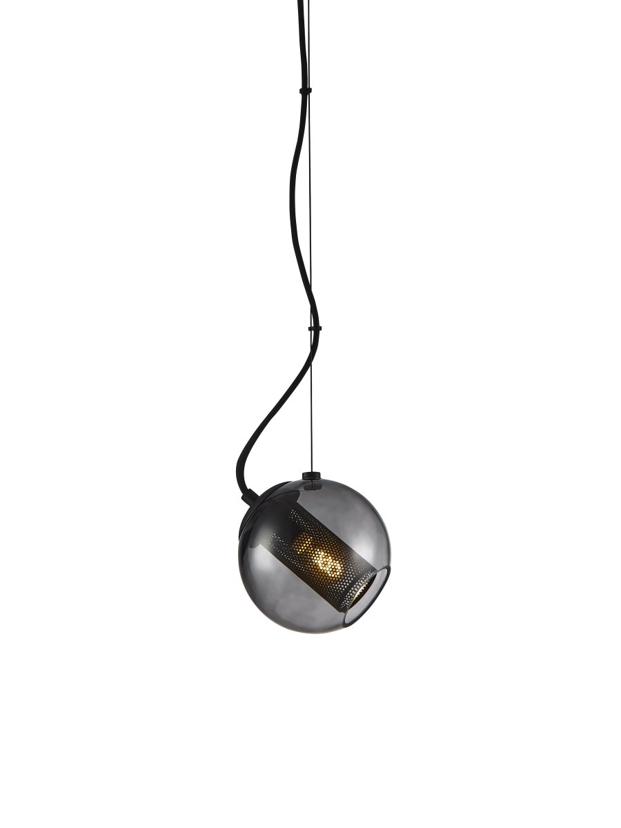  Forty-Five Ø15 Zwart hanglamp Van Halo Design - Forty-five is een elegante lampenserie waarbij het centrale lichaam de lichtbron in een hoek van 45 graden houdt, vandaar de naam.