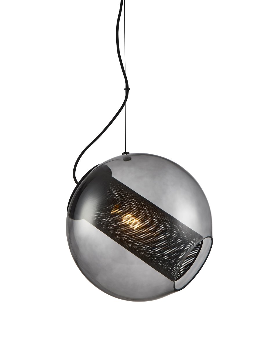 Forty-Five Ø35 Rookkleurig hanglamp Van Halo Design - Forty-five is een elegante lampenserie waarbij het centrale lichaam de lichtbron in een hoek van 45 graden houdt, vandaar de naam.