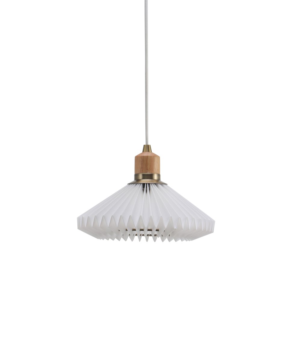 Paris Ø24 Wit hanglamp Van Halo Design - Met een witte plissé kap van PVC, een decoratief eikenhouten blad en antieke messing details creëert Paris een stijlvolle balans tussen zachte en robuuste elementen.