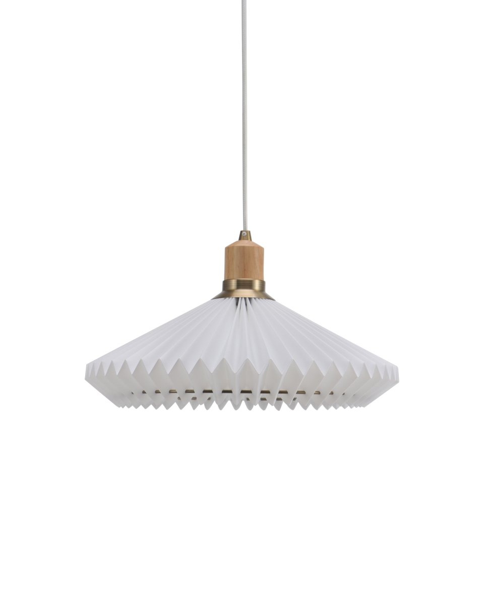 Paris Ø40 Wit hanglamp Van Halo Design - Met een witte plissé kap van PVC, een decoratief eikenhouten blad en antieke messing details creëert Paris een stijlvolle balans tussen zachte en robuuste elementen.