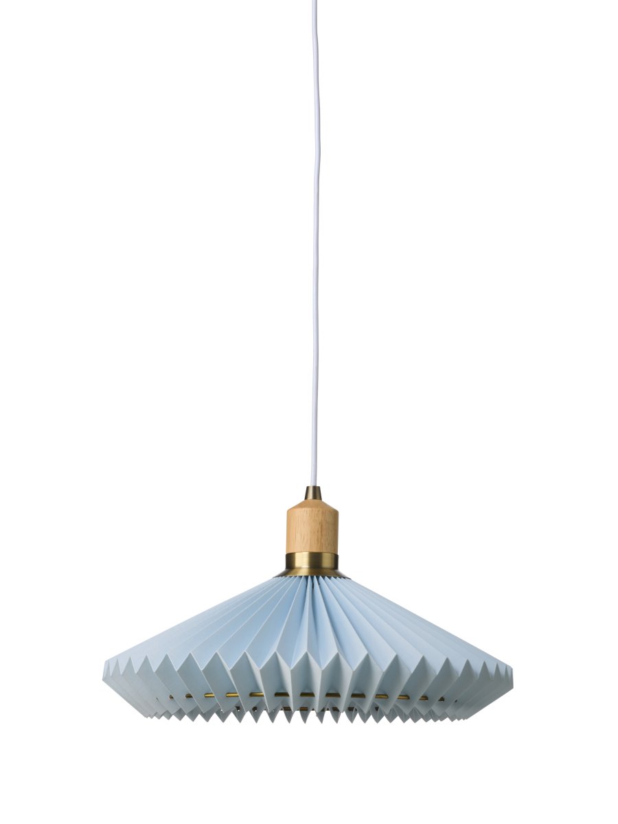  Paris Ø40 Lichtblauw hanglamp Van Halo Design - Met een diameter van 40 cm verspreidt Paris een zacht en aangenaam licht dat bijdraagt aan een gezellige sfeer.