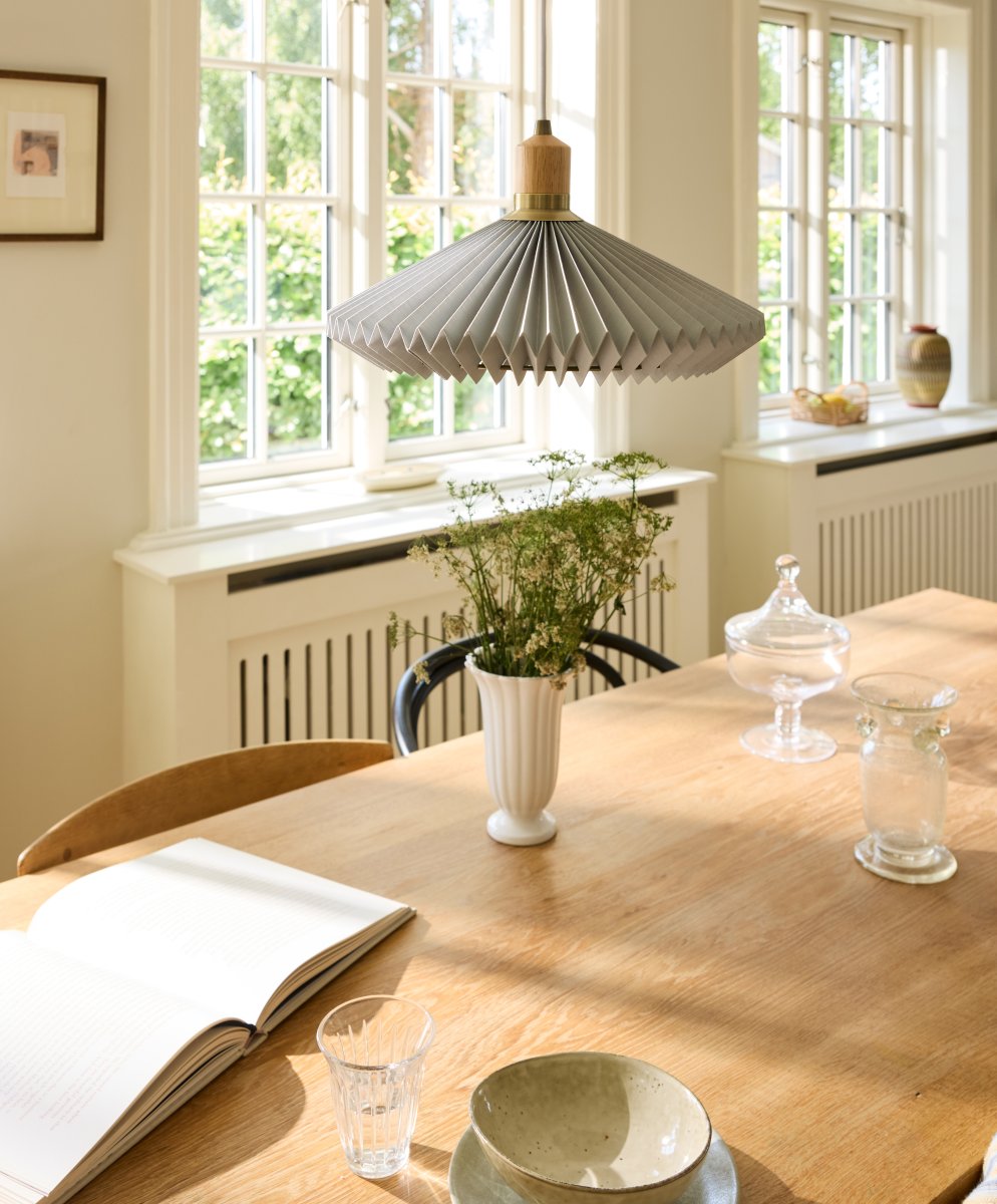Paris Ø40 Grijs hanglamp Van Halo Design - Met een diameter van 40 cm verspreidt Paris een zacht en aangenaam licht dat bijdraagt aan een gezellige sfeer.