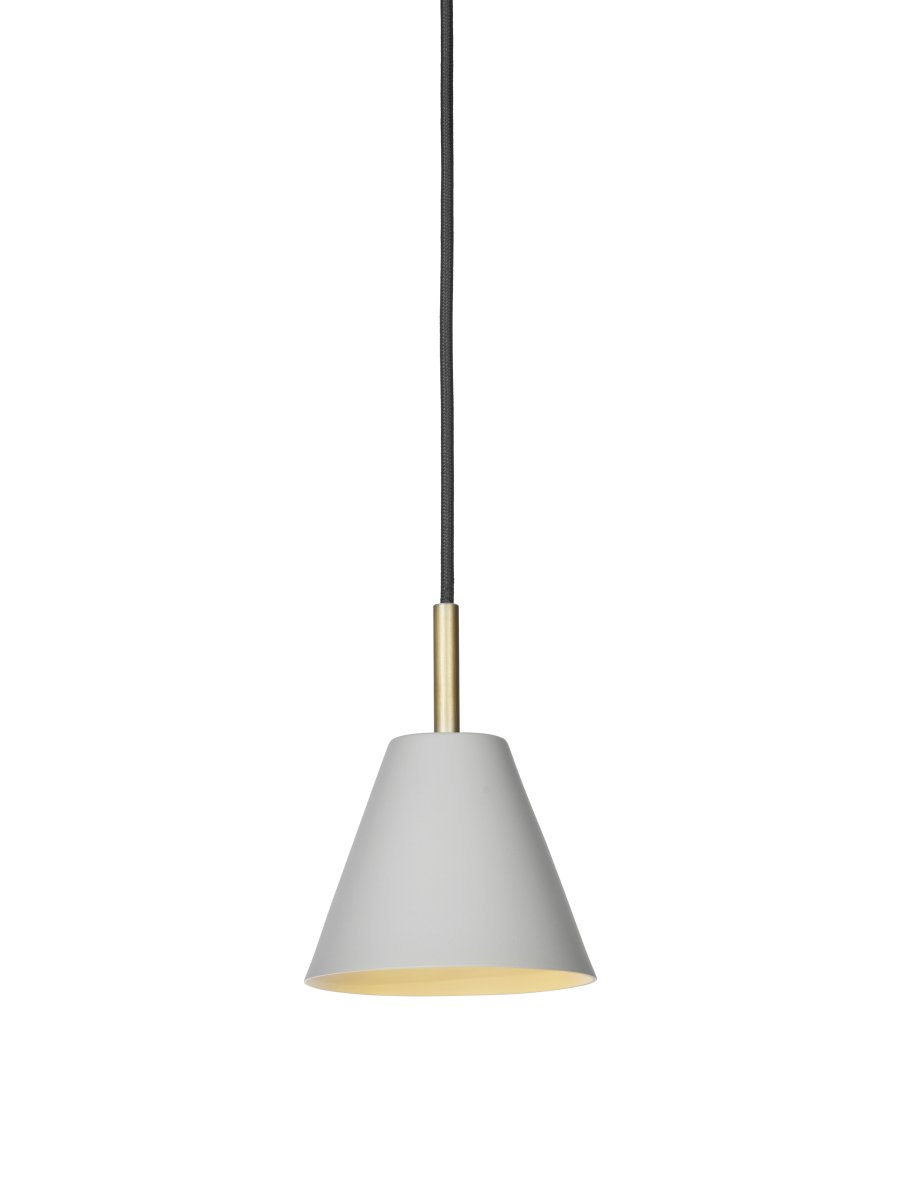 Hygge Ø12 Grijs hanglamp Van Halo Design - Het brede scherm in een warm grijs; De afwerking zorgt voor een aangenaam, gericht licht dat een uitnodigende sfeer creëert.
