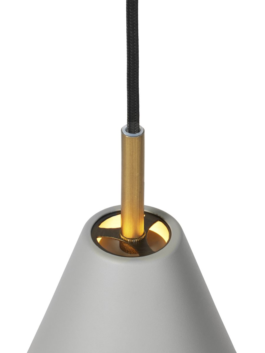 Hygge Ø12 Grijs hanglamp Van Halo Design - Het brede scherm in een warm grijs; De afwerking zorgt voor een aangenaam, gericht licht dat een uitnodigende sfeer creëert.