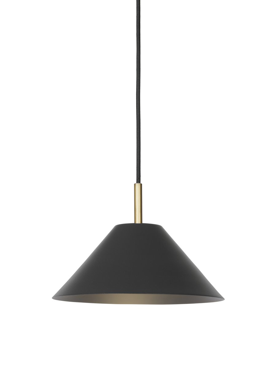 Hygge Ø24 Zwart hanglamp Van Halo Design - De stijlvolle messing details zorgen voor een vleugje exclusiviteit en maken het een perfecte keuze boven de eettafel, in de woonkamer of keuken.
