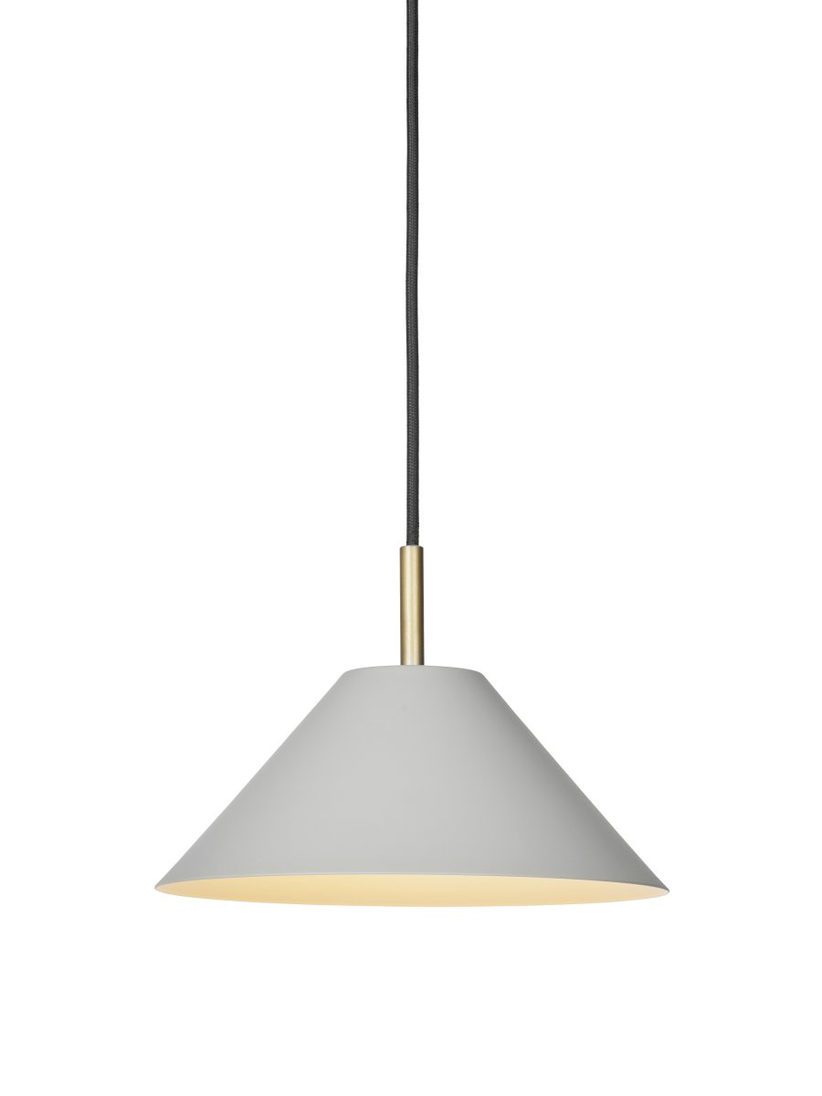 Hygge Ø24 Grijs hanglamp Van Halo Design - Het brede scherm in een warm grijs; De afwerking zorgt voor een aangenaam, gericht licht dat een uitnodigende sfeer creëert.