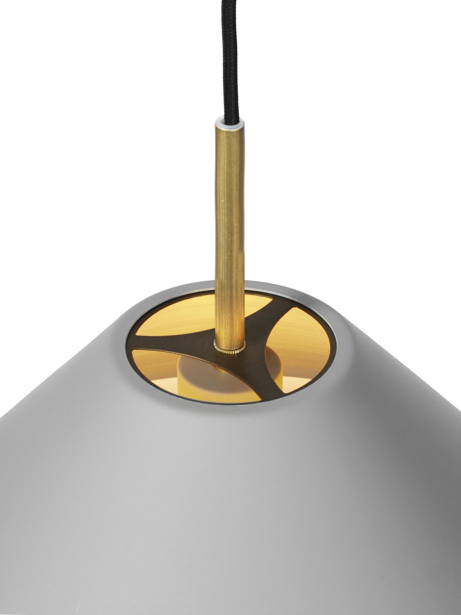 Hygge Ø24 Grijs hanglamp Van Halo Design - Het brede scherm in een warm grijs; De afwerking zorgt voor een aangenaam, gericht licht dat een uitnodigende sfeer creëert.