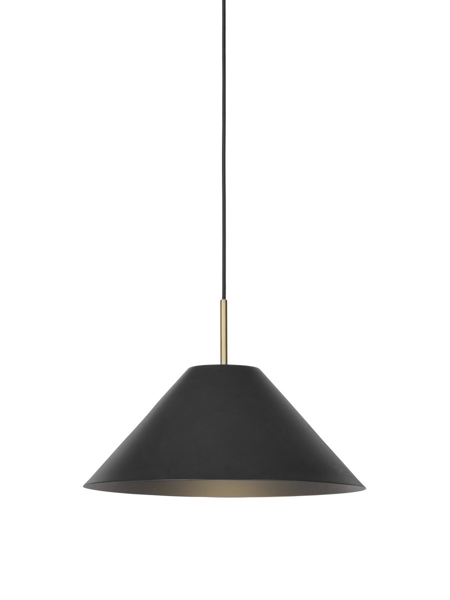  Hygge Ø40 Zwart hanglamp Van Halo Design - De stijlvolle messing details zorgen voor een vleugje exclusiviteit en maken het een perfecte keuze boven de eettafel, in de woonkamer of keuken.
