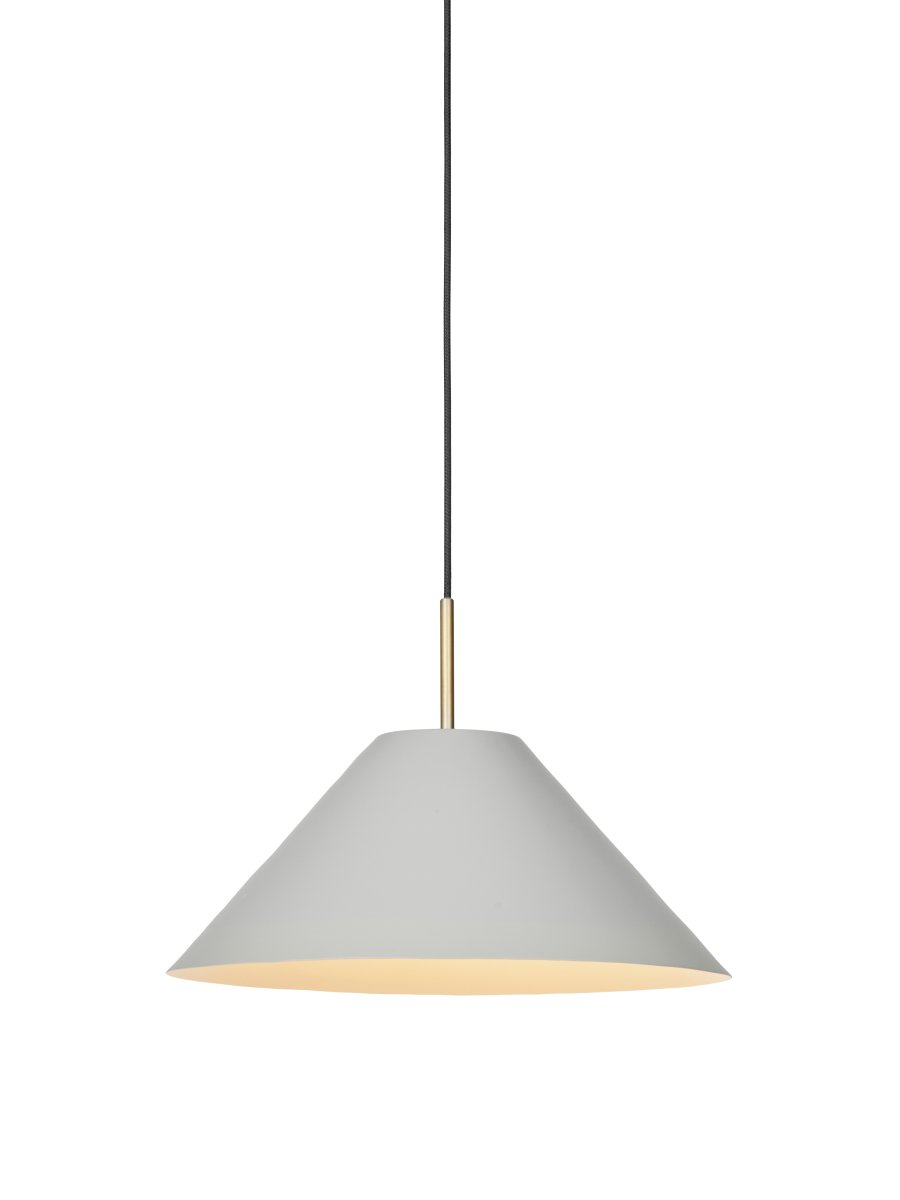 Hygge Ø40 Grijs hanglamp Van Halo Design - Het brede scherm in een warm grijs; De afwerking zorgt voor een aangenaam, gericht licht dat een uitnodigende sfeer cre&euml;ert.