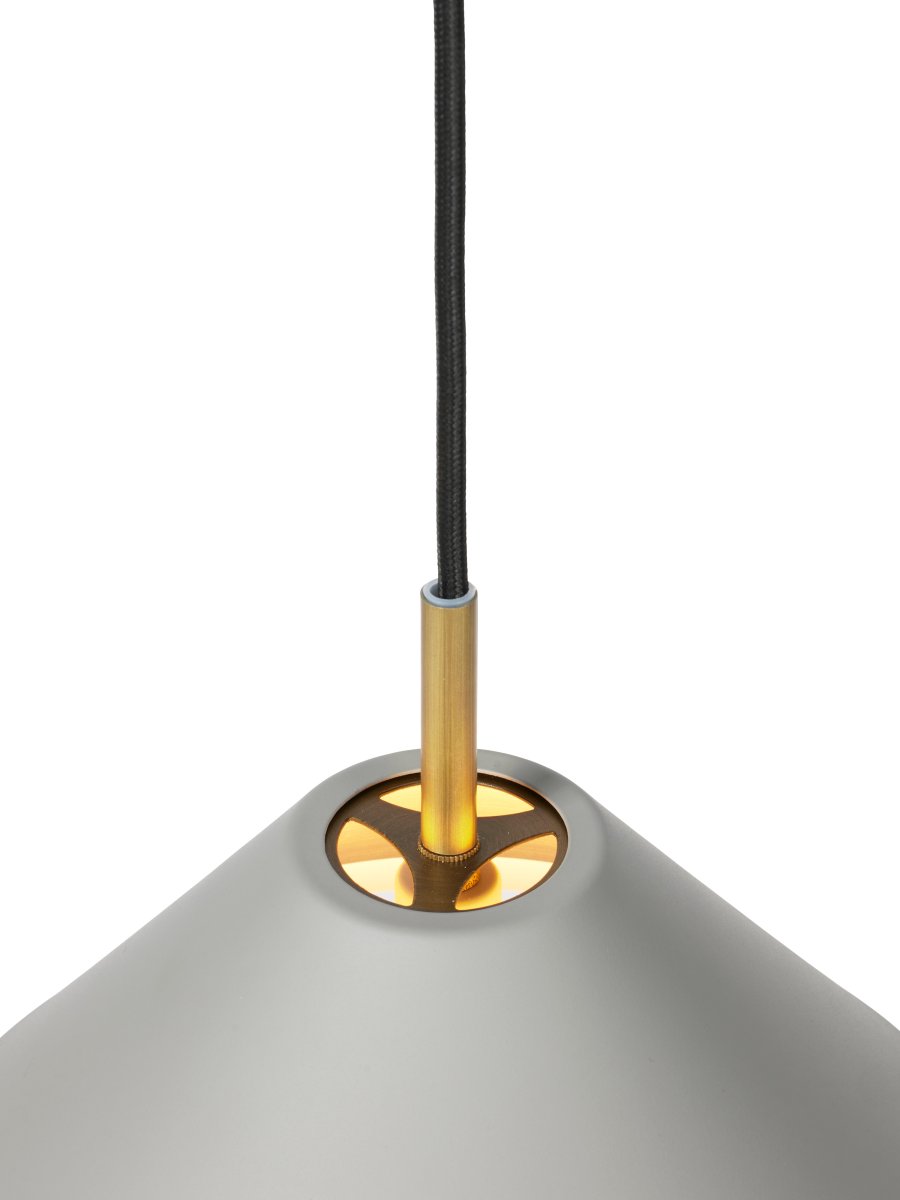 Hygge Ø40 Grijs hanglamp Van Halo Design - Het brede scherm in een warm grijs; De afwerking zorgt voor een aangenaam, gericht licht dat een uitnodigende sfeer cre&euml;ert.