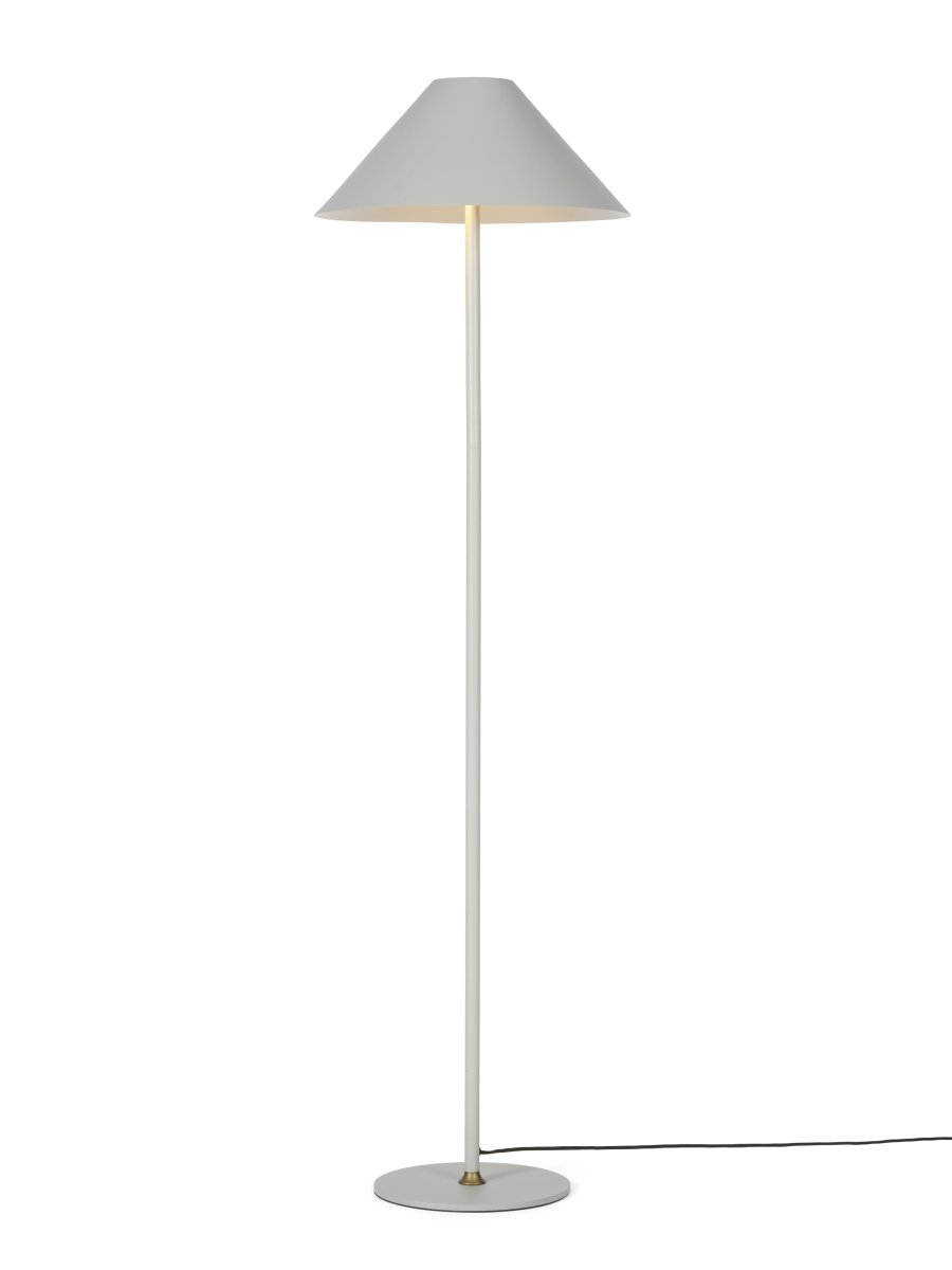 Hygge 1 140cm Grijs vloerlamp Van Halo Design - Wordt geleverd met een 200 cm lange kabel met een aan/uit-schakelaar aan de bovenkant van het scherm, voor eenvoudig en handig gebruik.